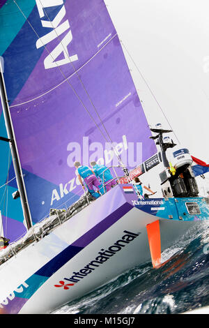 La città di Alicante, Spagna. 22 ottobre, 2017. Volvo Ocean Race 2017-18 Team Akzonobel, regata start. Credito: Jose Luis Ortin/Pacific Press/Alamy Live News Foto Stock