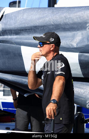 La città di Alicante, Spagna. Xx oct, 2017. Volvo Ocean Race 2017-18. Bouwe Bekking, skipper su Team Brunel, pronto ad avere una sessione di formazione in Alicante bay. Credito: Jose Luis Ortin/Pacific Press/Alamy Live News Foto Stock