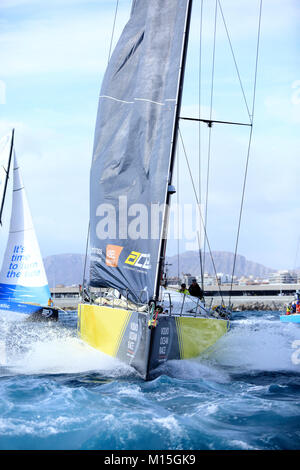 La città di Alicante, Spagna. 22 ottobre, 2017. Volvo Ocean Race 2017-18 Team Brunel. Barca vista di prua Credito: Jose Luis Ortin/Pacific Press/Alamy Live News Foto Stock