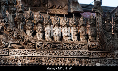 MANDALAY, MYANMAR - Novembre 2016: Dettaglio di una decorazione in legno sulla facciata di un tempio buddista. Foto Stock