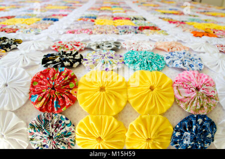 Diversi pezzi di Fuxico cuciti insieme formando un copriletto. Foto Stock