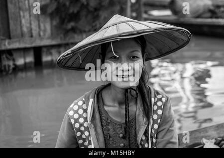 Lago Inle, MYANMAR - Novembre 2016: Lago Inle, è un lago di acqua dolce situato nel Nyaungshwe township di Taunggyi distretto di Stato Shan, parte di Sh Foto Stock