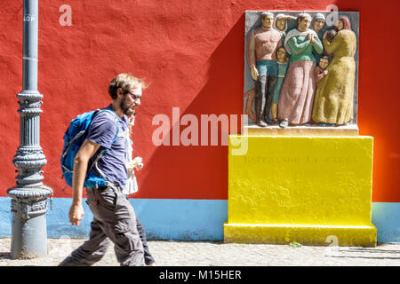 Buenos Aires Argentina, Caminito Barrio de la Boca, museo di strada, quartiere degli immigrati, edifici dipinte luminosamente, scultura, arte, uomo uomo maschio, donna Foto Stock