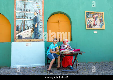 Buenos Aires Argentina, Caminito Barrio de la Boca, museo di strada, quartiere degli immigrati, edifici dipinte in modo brillante, scultura, opere d'arte, ragazzi, ragazzo maschio Foto Stock
