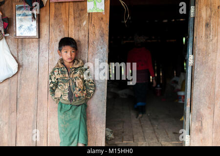 KENGTUNG, MYANMAR - Novembre 2016: le colline vicino a Keng Tung sono popolate da villaggi tribali di diverse tradizioni e etnicity. Foto Stock