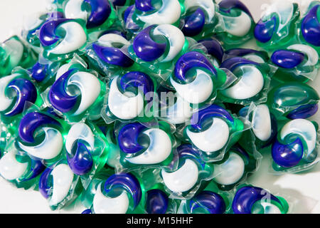 Un assortimento di Tide detergente per bucato in cialde. Foto Stock