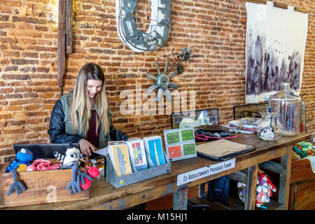 Buenos Aires Argentina,Caminito Barrio de la Boca,shopping shopper shopping negozi mercati di mercato di vendita di acquisto, negozi al dettaglio b Foto Stock