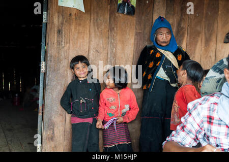 KENGTUNG, MYANMAR - Novembre 2016: le colline vicino a Keng Tung sono popolate da villaggi tribali di diverse tradizioni e etnicity. Foto Stock