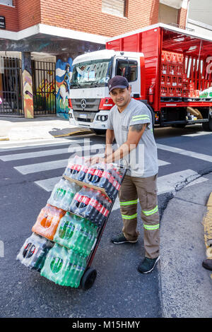 Buenos Aires Argentina,San Telmo,consegna,ispanico,uomo uomini maschio,lavoratore,spingere,bambola,bibite analcoliche bevande,Coca-Cola,bottiglie di plastica,camion,consegna,ARG171 Foto Stock