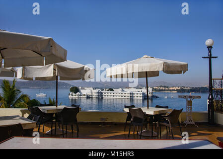 La splendida Jag Niwas Lake Palace Hotel sul Lago Pichola, Udaipur, Rajasthan, India Foto Stock