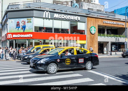 Buenos Aires Argentina, Santa Fe Avenue, attraversamento della strada, intersezione, McDonald's, fast food, ristoranti ristoranti ristoranti, caffè, auto, taxi, Recoleta, AR Foto Stock