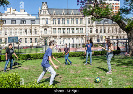 Buenos Aires Argentina,Plaza Rodriguez pena,parco,minoranza etnica latino-latina ispanica,teen teen teen teen teen teen teen teen agers giovani adolescenti, ragazzi Foto Stock