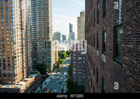 Una vista da un tetto da qualche parte ad ovest sulla Quinta Strada e la Nona Avenue. Foto Stock