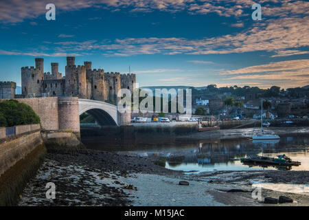 Conwy o castello di Conway visto oltre il fiume Conwy. Foto Stock