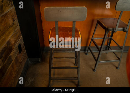 Due sedie vuote in corrispondenza di una caffetteria sulla Hollywood Boulevard in Hollywood Los Angeles, Stati Uniti d'America Foto Stock