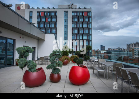 La terrazza del Vijay Patel edificio per arte e design presso la De Montfort University di Leicester. Foto Stock