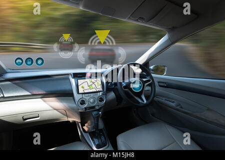 Heads Up Display (HUD) del veicolo. Interfaccia grafica utente (GUI).  Avveniristica auto. La tecnologia automobilistica Foto stock - Alamy