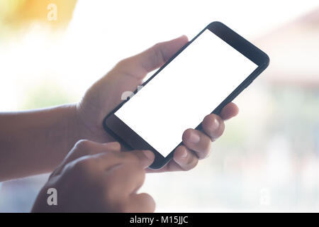 Close-up immagine utilizzando moderne dispositivo smartphone sociale e il controllo della posta elettronica o di lavoro il concetto di rete Foto Stock