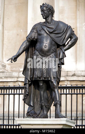 Statua di bronzo di re Giacomo II, 1633-1701, vestiti di armature Romane, di fronte alla National Gallery di Londra Foto Stock