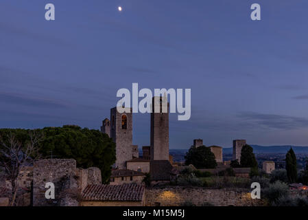 Il centro medievale di San Gimignano sotto una romantica al chiaro di luna, Siena, Toscana, Italia Foto Stock