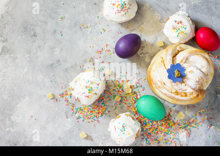 Kruffin pasta dolce - ricetta di Pasqua. Cibo tradizionale su una pietra o ardesia background - torta di pane con canditi Kraffin e uova di pasqua. Foto Stock