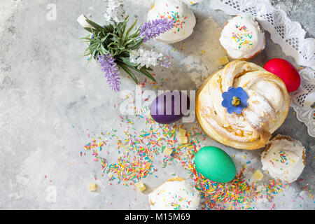 Kruffin pasta dolce - ricetta di Pasqua. Cibo tradizionale su una pietra o ardesia background - torta di pane con canditi Kraffin e uova di pasqua. Foto Stock