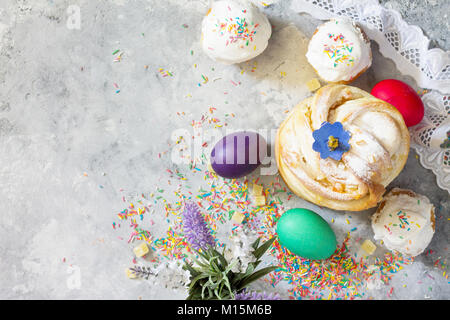 Kruffin pasta dolce - ricetta di Pasqua. Cibo tradizionale su una pietra o ardesia background - torta di pane con canditi Kraffin e uova di pasqua. Foto Stock