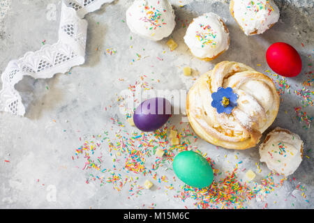 Kruffin pasta dolce - ricetta di Pasqua. Cibo tradizionale su una pietra o ardesia background - torta di pane con canditi Kraffin e uova di pasqua. Foto Stock