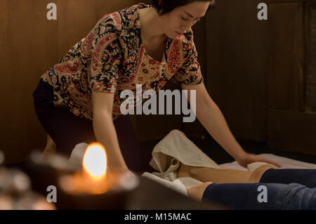Professional terapeuta dando il massaggio tradizionale tailandese o Thai Yoga Massage il trattamento Foto Stock