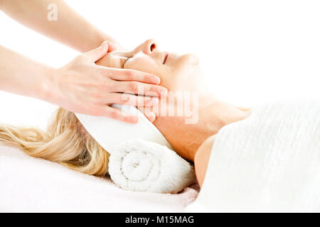Donna matura avente il massaggio del viso Foto Stock
