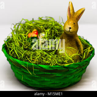 Coniglietto di pasqua nel verde nido con uova di vetro Foto Stock