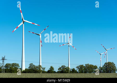 Vento da convertitori di energia visto in Germania rurale Foto Stock