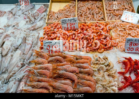 Scampi e calamari per la vendita su un mercato in Spagna a Madrid Foto Stock