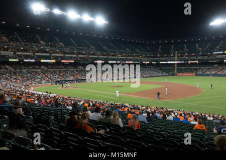 Tempo di notte vista dell'infield in Rigogolo Park a Camden Yards, casa di Baltimore Orioles Major League Baseball team in Baltimore, Maryland, Stati Uniti d'America. Foto Stock