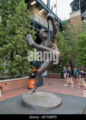 Hall of Famer scultura di Jim Palmerat Rigogolo Park a Camden Yards, casa di Baltimore Orioles squadra MLB, Baltimore, Maryland, Stati Uniti d'America. Foto Stock