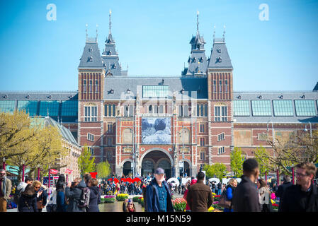 Amsterdam, Paesi Bassi - 20 Aprile 2017: il Rijksmuseum - Nazionale Museo di Stato. E icona della città mi Amsterdam slogan sul Museumplein. Foto Stock