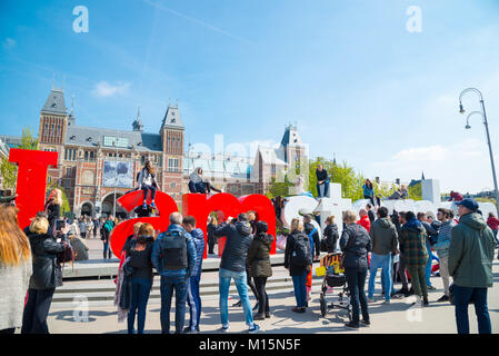 Amsterdam, Paesi Bassi - 20 Aprile 2017: Il mio segno di Amsterdam di fronte al Rijksmuseum è un attrazione per i turisti che vogliono scattare foto Foto Stock