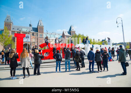 Amsterdam, Paesi Bassi - 20 Aprile 2017: Il mio segno di Amsterdam di fronte al Rijksmuseum è un attrazione per i turisti che vogliono scattare foto Foto Stock