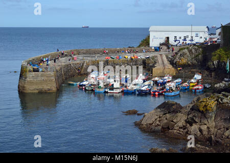 Il ristorante Lifeboat House e le barche colorate a Coverack Harbour, Cornovaglia, Inghilterra, Regno Unito Foto Stock