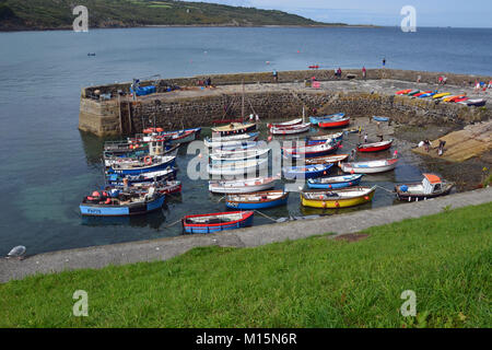 Barche colorate in Coverack Harbour, Cornwall, England, Regno Unito Foto Stock