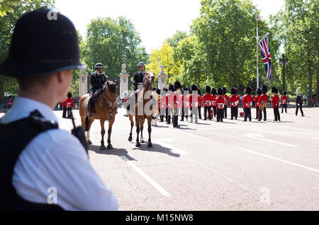 Gli ufficiali di polizia a cavallo la polizia e le guardie sul Mall, a Londra in seguito alla apertura della condizione del Parlamento Foto Stock