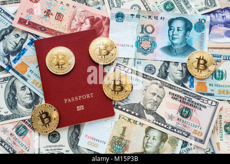 Passaporto rosso sullo sfondo, prova di identità. Contro la carta moneta, US Dollari, yuan cinese CNY, monete metalliche, bitcoin, crypto valuta, il cliente Foto Stock