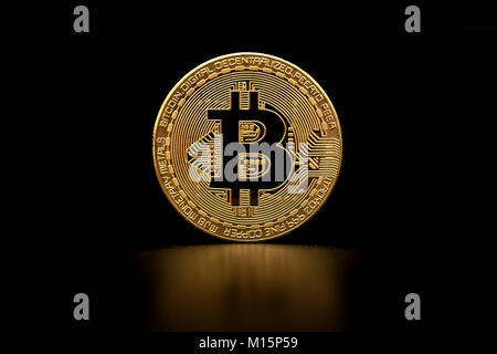 Crypto bitcoin valuta la rappresentazione d'oro su sfondo nero Foto Stock