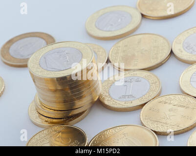 Nuovo Saudi Riyal e monete Halalas mostra re Salman di Arabia Saudita Foto Stock