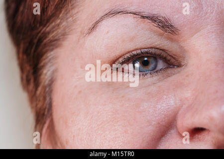 Metà faccia di mezza età Donna sorridente. Foto Stock