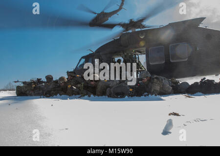 Soldati dal C. Company, 1° Battaglione, 187th Reggimento di Fanteria, 3° Brigata Team di combattimento, 101st Airborne Division tirare sicurezza dopo aver molestato aria al di fuori di un UH-60 Black Hawk 18 gennaio sulla Fort Campbell. Foto Stock