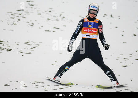 Ljubno, Slovenia. 27 gennaio, 2018. Maren Lundby di Norvegia compete durante il Ljubno FIS Ski Jumping World Cup concorrenza. Credito: Rok Rakun/Pacific Press/Alamy Live News Foto Stock