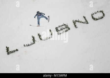 Ljubno, Slovenia. 27 gennaio, 2018. Ema Klinec di Slovenia compete durante il Ljubno FIS Ski Jumping World Cup concorrenza. Credito: Rok Rakun/Pacific Press/Alamy Live News Foto Stock