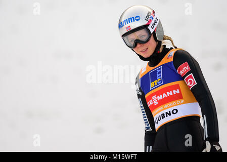 Ljubno, Slovenia. 27 gennaio, 2018. Maren Lundby di Norvegia compete durante il Ljubno FIS Ski Jumping World Cup concorrenza. Credito: Rok Rakun/Pacific Press/Alamy Live News Foto Stock