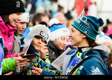 Ljubno, Slovenia. 27 gennaio, 2018. Maja Vtic di Slovenia dando autografi a Ljubno FIS Ski Jumping World Cup concorrenza. Credito: Rok Rakun/Pacific Press/Alamy Live News Foto Stock